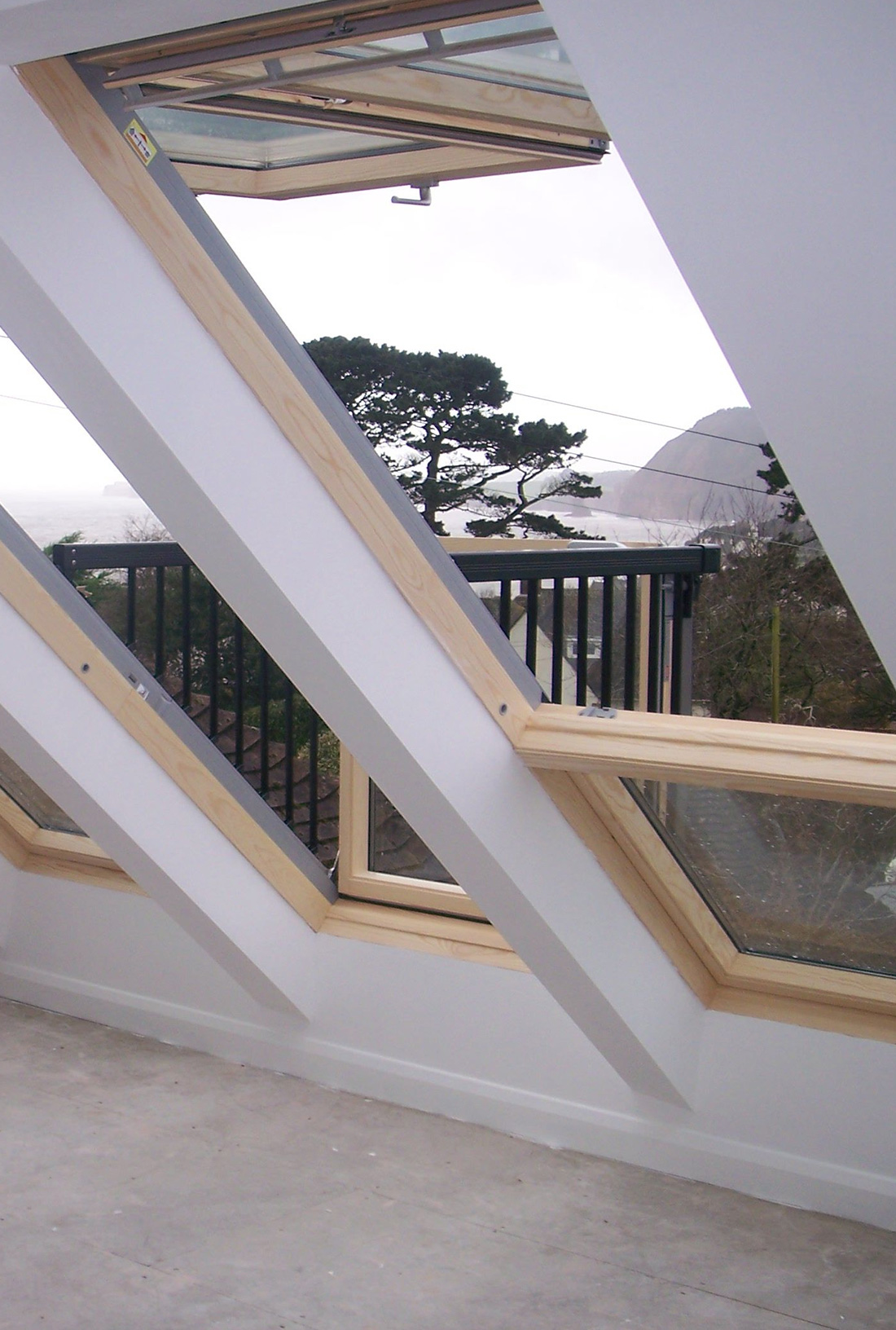 Pose de fenêtre de toit Velux à Coye-la-Forêt - Artisan Couvreur Mouche dans l'Oise (60)